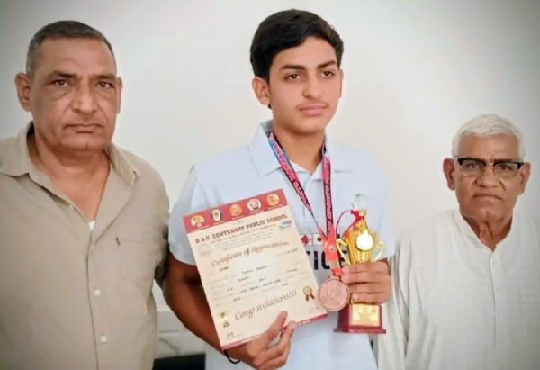 इसराना के वंश जागलान अपने मेडल के साथ