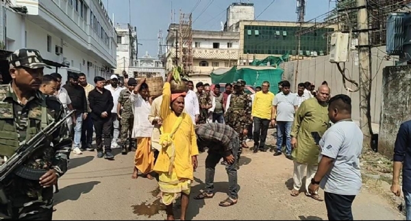 मां काली की प्रतिमा और विसर्जन करने जा रहे श्रद्धालु