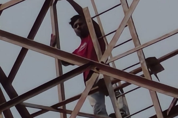 टावर पर किशोर