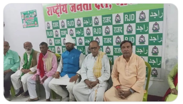 सियासी मंथन में शामिल कार्यकर्ता