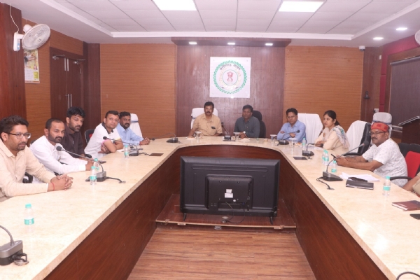 नगर सुरक्षा एवं स्वच्छता व्यवस्था को लेकर कलेक्टर और पुलिस अधीक्षक ने ली बैठक, दिए सख्त निर्देश