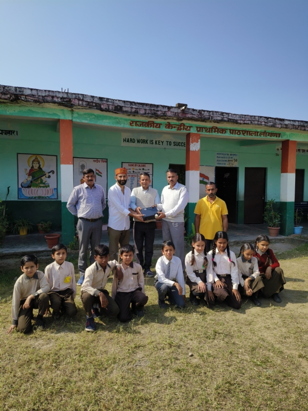 शिक्षकों को प्रोजेक्टर भेंट करते हुए बच्चों के साथ।