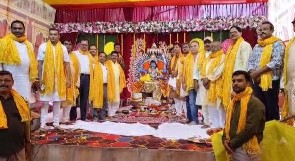 चित्रगुप्त पूजा में शामिल श्रद्धालु