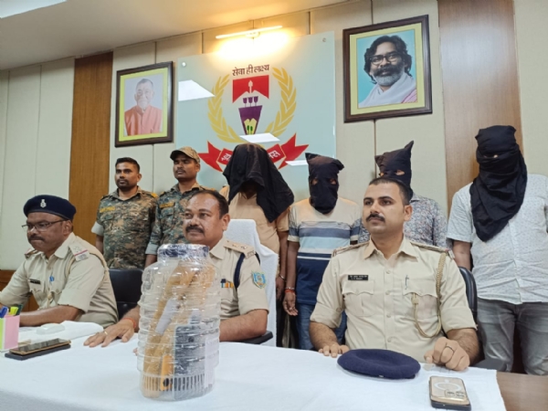 जानकारी देते अनुमंडल पुलिस पदाधिकारी।