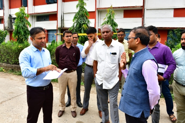 निरीक्षण करते जिलाधिकारी