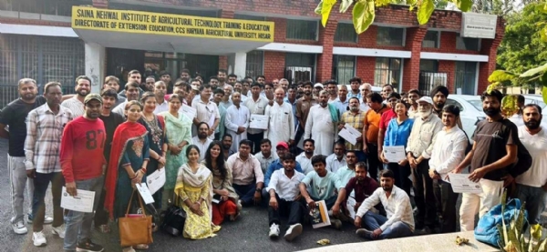 प्रतिभागियों के साथ वैज्ञानिक।