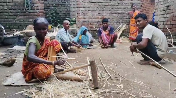 सूप दउरा बनाते महली जाती के लोग
