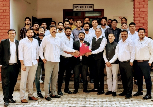 टीमों को शुभकामनाएं देते बार एसोसिएशन के पदाधिकारी व सदस्य।