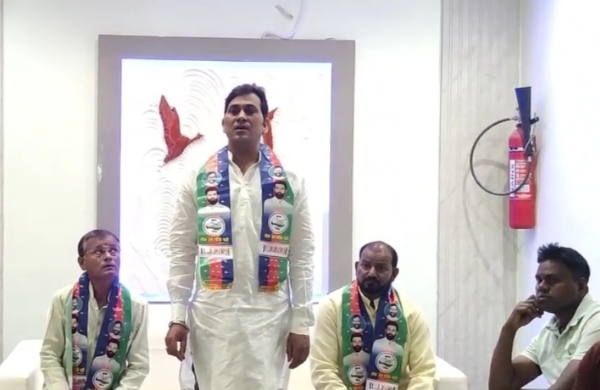 प्रत्याशी घोषणा करते पार्टी के लोग