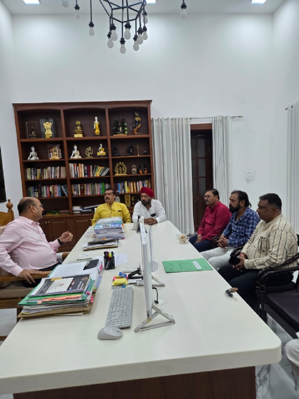 व्यापारी के साथ हुई मारपीट को लेकर डीएम से वार्ता करता प्रतिनिधि मंडल