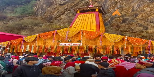 वैदिक मंत्रोच्चारण के साथ शीतकाल के लिए बढ़ाये  यमुनोत्री धाम के कपाट