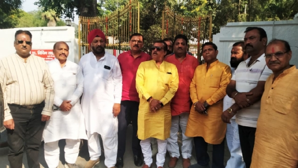 व्यापारी के साथ हुई मारपीट को लेकर डीएम से वार्ता के बाद बाहर आया प्रतिनिधि मंडल
