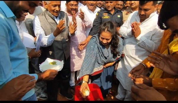 अनाज मंडी में विकास कार्यों का नारियल फोड़कर शुभारम्भ करतीं स्वास्थ्य मंत्री आरती सिंह राव।