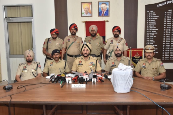 अमृतसर के पुलिस आयुक्त गिरफ्तार आरोपी के बारे में जानकारी देते हुए