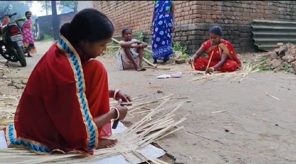 छठ को लेकर सूप दउरा बनाते महली जाती की महिलाएं