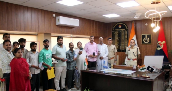 फतेहाबाद। लोगों को उनके गुम हुए मोबाइल फोन सौंपते एसपी सिद्धांत जैन।