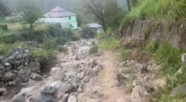 नाले में तबदील हुई सड़क।