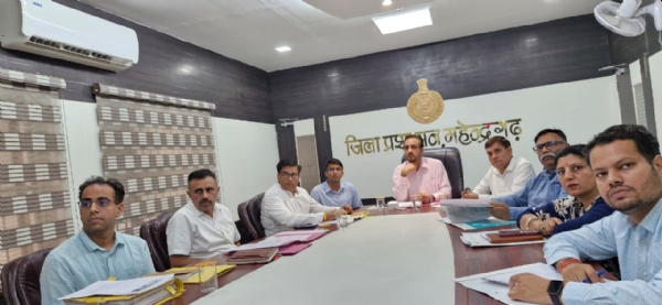 वीडियो कॉन्फ्रेंसिंग के दौरान मौजूद उपायुक्त कैप्टन मनोज कुमार।