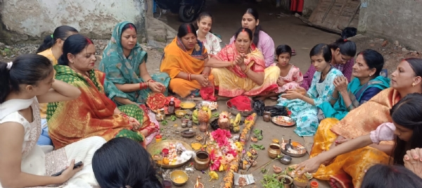 अररिया फोटो:गोवर्धन पूजा पर एकत्रित महिलाएं