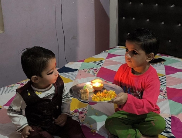 भाई की आरती उतारती बहन