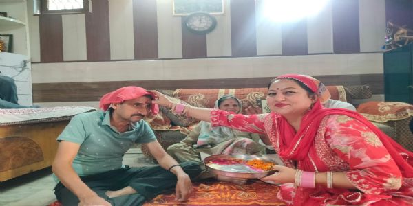 कठुआ जिला में धूमधाम से मनाया गया भैया दूज, बहनों ने भाइयों का तिलक कर उसकी लंबी आयु की कामना की