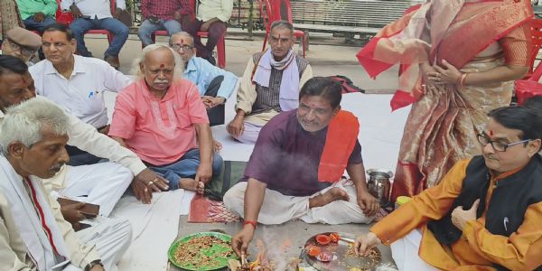 वाराणसी: भगवान चित्रगुप्त की जयंती काे कायस्थ समाज ने उत्साह के साथ मनाया, कलम दवात का पूजन