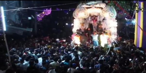 मां काली के प्रतिमा के विसर्जन को लेकर निकाली गई शोभायात्रा