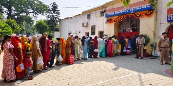 जिला जेल में बंद भाइयों का तिलक करने पहुंची 800 से अधिक बहनें