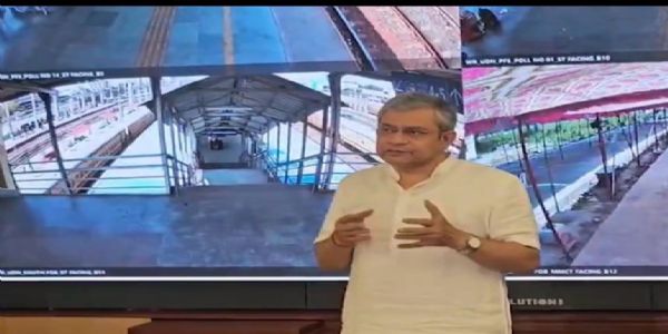 त्योहारों पर भीड़ नियंत्रण के लिए 76 रेलवे स्टेशनों पर बनेंगे होल्डिंग एरियाः रेल मंत्री