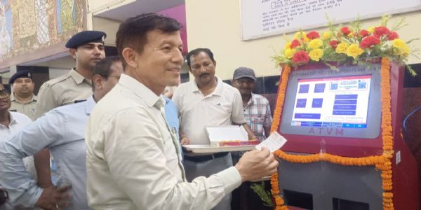 कटिहार स्टेशन पर चार नए टिकट वेंडिंग मशीनों का शुभारंभ