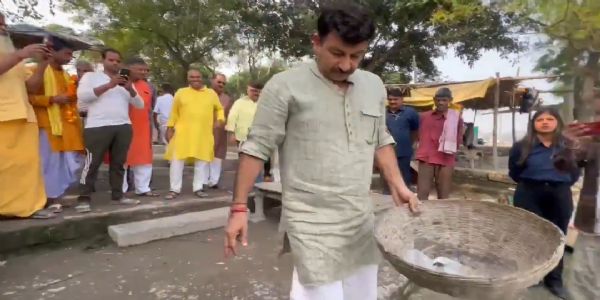 (अपडेट) मनोज तिवारी ने किया राम घाट सहित कई छठ घाटों का निरीक्षण, स्वच्छता अभियान में किया श्रमदान