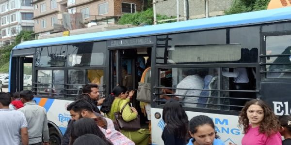 भाई दूज पर एचआरटीसी बसों में महिलाओं ने की मुफ्त यात्रा