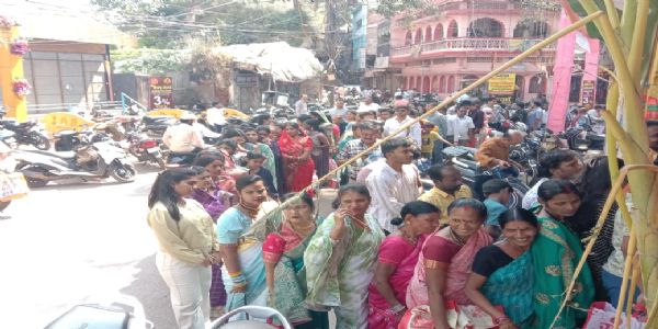 धमतरी : अन्नकूट खिचड़ी प्रसादी ग्रहण करने जगदीश मंदिर में भक्तों का लगा रहा तांता