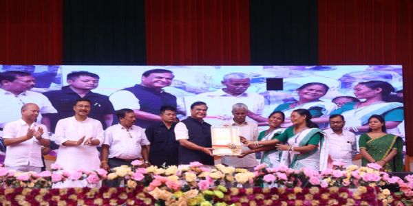 मुख्यमंत्री सरमा ने महिला लाभार्थियों को वितरित किए चेक