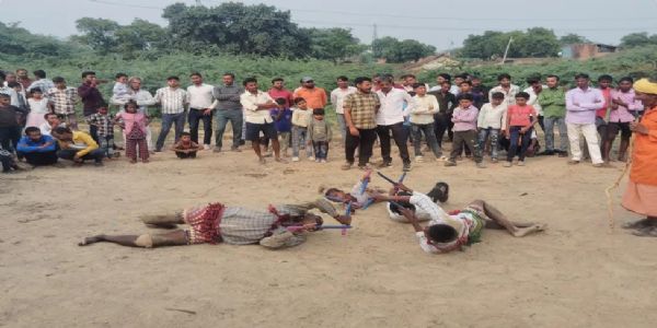 उप्र के हमीरपुर जिले के बेरी गांव में ऐतिहासिक किले के पास हुआ लट्ठमार दीवारी नृत्य