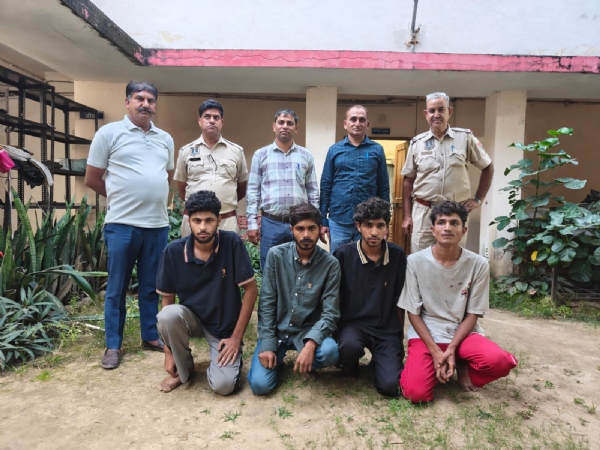 एटीएम मशीन से छेड़छाड़ कर अवैध तरीके से रुपए निकालने वाली गैंग चढी पुलिस के हत्थे