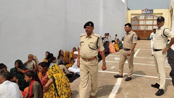 शिवपुरी की सर्किल जेल में बंदियों से मिली उनकी बहनें