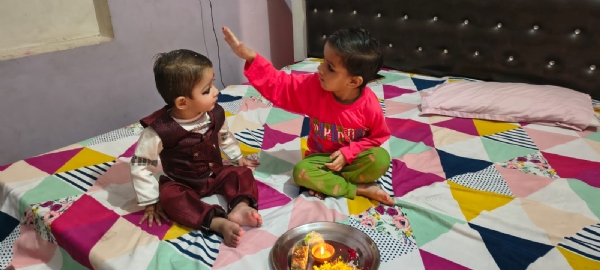 छोटे से भाई को आशीर्वाद देती बहन