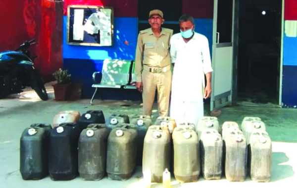 पुलिस गिरफ्त में आरोपित