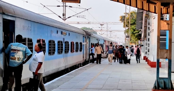 पानीपत के भोड़वाल माजरी रेलवे स्टेशन पर रेलगाड़ी से उतरते श्रद्धालु