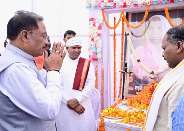 मुख्यमंत्री साय दिवंगत चन्दन बाई जी को  श्रद्धांजलि देते हुए