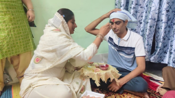 भैया दूज पर्व पर भाई को टीका लगाते हुए बहन।