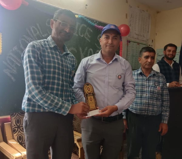 काओ पाठशाला के एनएसएस स्वयंसेवी शिविर के दौरान मुख्य मेहमान को स्मृति चिन्ह भेंट करते हुए।
