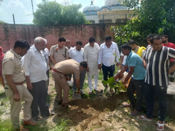 पुलिस शहीदी दिवस के उपलक्ष्य में पौधारोपण करते पुलिसकर्मी