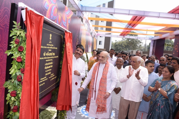 सदस्य निवास संकुल का किया लोकार्पण करते हुए अमित शाह