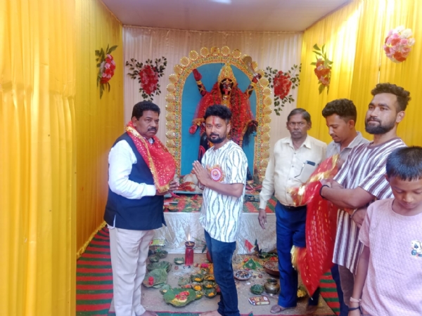 पूर्व विधायक कोचे मुंडा ने लिया मां काली का आशीर्वाद