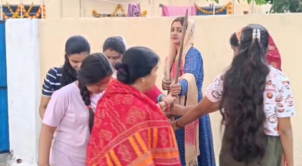 गोधन कूटती बहने