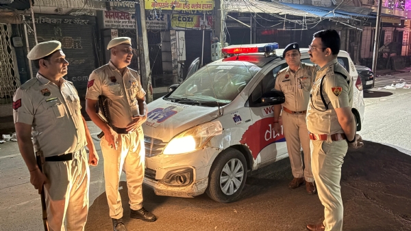 बहादुरगढ़ जोन में पुलिस नाके का निरीक्षण करते डीपी मयंक मिश्रा
