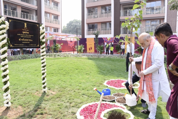 सदस्य निवास संकुल का किया लोकार्पण करते हुए अमित शाह