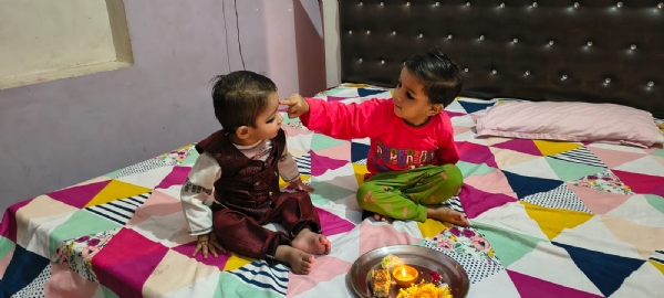 भाई का तिलक करती बहन